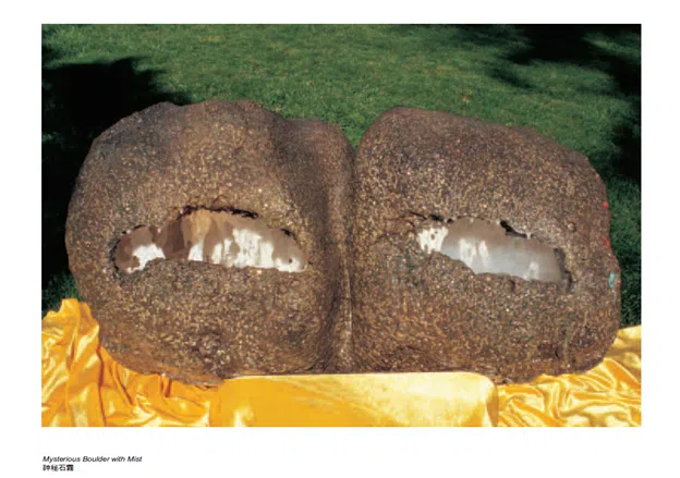 H.H. Dorje Chang Buddha III’s Accomplishments in Sculptures Containing Mysterious Mist