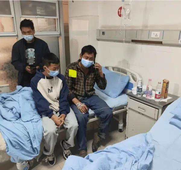 Luo Yong (first from the right) at the hospital.